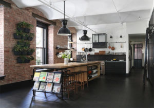 cocina-loft-nueva-york-estilo-industrial-suelo-negro